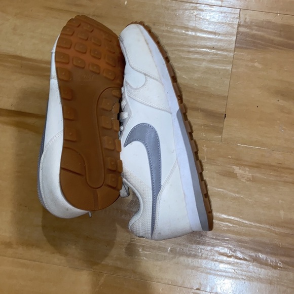 NIKE WMNS SZ 6.5 WHITE AND SILVER LIGHT WEIGHT GUM BOTTOM RUNNING SHOES - Picture 4 of 5